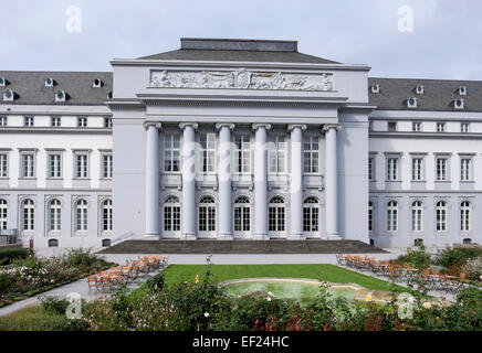 18e siècle Kurfürstliches Schloss ou palais électoral et jardins en Koblenz, Rhénanie-Palatinat, Allemagne, Europe Banque D'Images