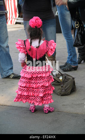 Jeune fille en robe flamenco espagnol traditionnel à la Feria de Abril de Catalogne (Foire d'avril de la Catalogne à Barcelone) Banque D'Images