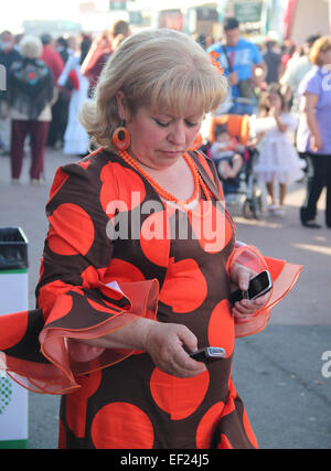 Femme en robe flamenco espagnol traditionnel à la Feria de Abril de Catalogne (Foire d'avril de la Catalogne) à Barcelone. Banque D'Images