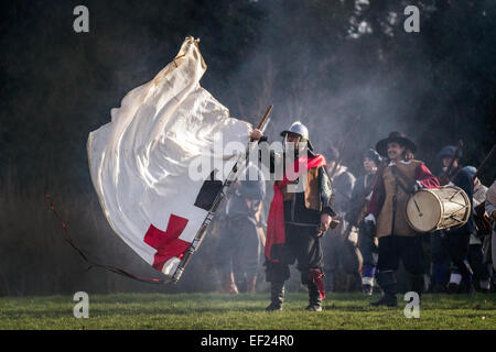 Nantwich, Cheshire, Royaume-Uni. 24 Jan, 2015. Drapeaux de combat fly & porte-drapeau à Holly saint jour et siège de Nantwich re-enactment. Depuis plus de 40 ans les fidèles troupes de l'Hogan-vexel ont recueillies dans la ville historique d'une spectaculaire reconstitution de la bataille sanglante qui a eu lieu il y a près de 400 ans et a marqué la fin du long et douloureux siège de la ville. Têtes rondes, cavaliers, et d'autres artistes ont convergé sur l'historique du centre-ville à adopter de nouveau la bataille. Le siège en janvier 1644 a été l'un des principaux conflits de la guerre civile anglaise. Banque D'Images