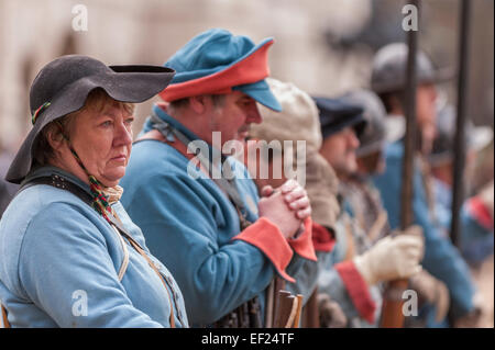 Londres, Royaume-Uni. 25 janvier, 2015. Les membres de la société de la guerre civile, l'un des plus anciens groupes de reconstitution dans le monde, donner vie à l'Armée du Roi (le parti royaliste de la moitié de la guerre civile anglaise) de la société comme ils retracent l'itinéraire emprunté par le Roi Charles I de Palais St James à l'endroit de son exécution à la Banqueting House dans la région de Whitehall. Crédit : Stephen Chung/Alamy Live News Banque D'Images