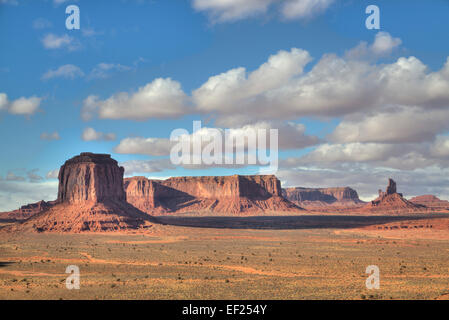 Merrick Butte (à gauche), Monument Valley Navajo Tribal Park, Utah, USA Banque D'Images