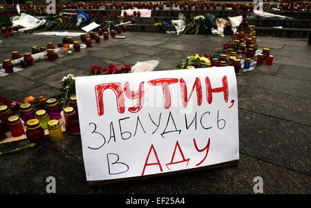 Kiev, Ukraine. 25 Jan, 2015. Des bannière avec les mots 'Poutine se perdre dans l'enfer" dans le contexte des lampes allumées. -- Aujourd'hui. 25 janvier 2014, à la place de l'Indépendance à Kiev, Ukraine, a honoré la mémoire de ceux tués à Marioupol.Hier, les troupes russes-terroristes ont tiré Mariupol, région de Donetsk de systèmes de lance-roquettes multiples Grad ''. Selon des rapports récents, tuant au moins 30 personnes et en ont blessé une centaine. Crédit : Igor Golovnov/Alamy Live News Banque D'Images