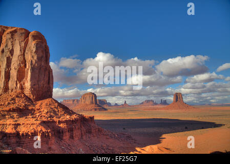 Aperçu de la fenêtre du nord donnent sur, Elephant Butte (à gauche), Monument Valley Navajo Tribal Park, Utah, USA Banque D'Images