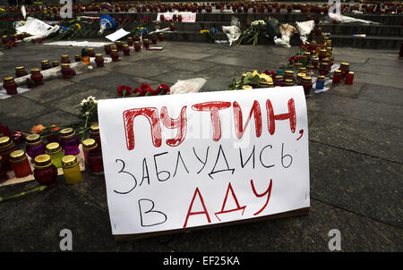 25 janvier 2015 - bannière faite maison avec les mots ''Poutine se perdre en enfer'' dans le contexte des lampes allumées. -- Aujourd'hui. 25 janvier 2014, à la place de l'Indépendance à Kiev, Ukraine, a honoré la mémoire de ceux tués à Marioupol.Hier, les troupes russes-terroristes ont tiré Mariupol, région de Donetsk de systèmes de lance-roquettes multiples ''Grad''. Selon des rapports récents, tuant au moins 30 personnes et en ont blessé une centaine. © Igor Golovniov/ZUMA/Alamy Fil Live News Banque D'Images