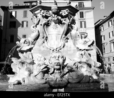 La fontaine à l'extérieur du Panthéon, Rome, Italie Banque D'Images