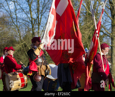 Les drapeaux de bataille volent à Holly Holy Day et siège de Nantwich reconstitution.Depuis plus de 40 ans, les fidèles troupes du Sealed Knot se sont rassemblées dans la ville historique pour une reconstitution spectaculaire de la bataille sanglante qui a eu lieu il y a près de 400 ans et a marqué la fin du long et douloureux siège de la ville.Roundheads, cavaliers et autres artistes historiques convergeaient vers le centre-ville pour rejouer la bataille.Le siège de janvier 1644 a été l'un des principaux conflits de la reconstitution de la guerre civile anglaise à Nantwich, Cheshire, Royaume-Uni.Janvier 2015. Banque D'Images