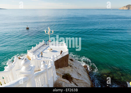 BENIDORM, ESPAGNE, LE 21 JANVIER 2015 : les touristes profiter d'un hiver chaud jour de la vue ocean vue. Benidorm est l'Espagne" Banque D'Images