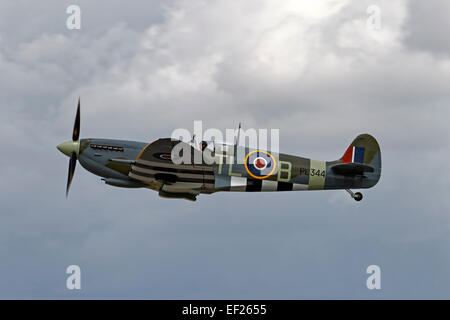 Supermarine Spitfire LF Mk. IXe PL344/T- LB G-IXCC, exploité par Spitfire Ltd, représentée en palier, peu après le décollage. Banque D'Images