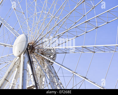 Partie d'une grande grande roue moderne contre un ciel bleu Banque D'Images