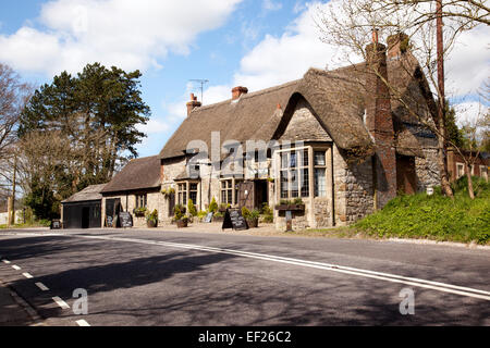 Le Wagon and Horses thatched Country pub-restaurant , Beckhampton, Marlborough, Wiltshire, Angleterre, Royaume-Uni Banque D'Images