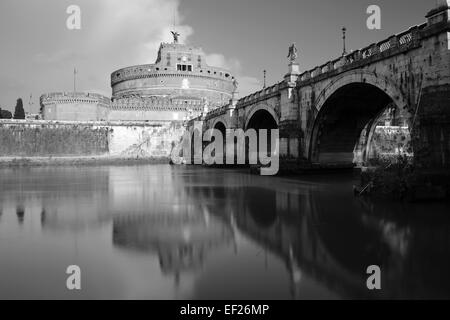 Image en noir et blanc de Ponte Saint Angelo, Rome, Italie Banque D'Images