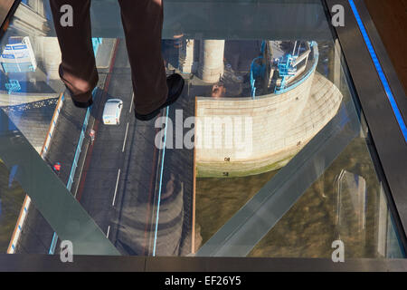 Debout sur le tourisme galerie en verre à haut niveau de Tower Bridge 42 mètres au-dessus de la route et tamise Londres Angleterre Europe Banque D'Images