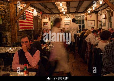 Les clients coin à Purdy's Farmer et le poisson en Amérique du Salem, New York. Banque D'Images