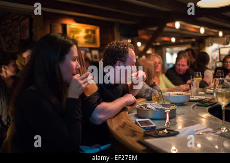 Les clients de basculer les huîtres à Purdy's Farmer et le poisson en Amérique du Salem, New York. Banque D'Images