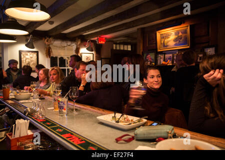 Les clients coin à Purdy's Farmer et le poisson en Amérique du Salem, New York. Banque D'Images