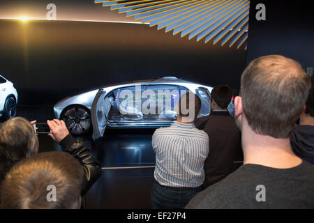 Detroit, Michigan - Les visiteurs Voir la Mercedes-Benz F015 concept car au North American International Auto Show. Banque D'Images