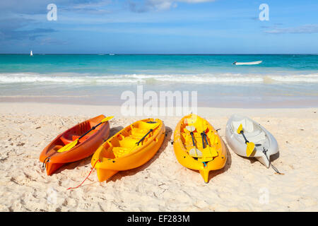 Les kayaks en plastique coloré vide sur une plage de sable. Côte de l'océan Atlantique, la République Dominicaine Banque D'Images