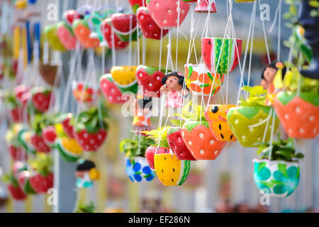 Pots de fleurs suspendus fabriqués à partir de la céramique Banque D'Images