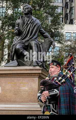 Londres, Royaume-Uni, 25 janvier 2015. La Burns Club de London célèbre l'anniversaire de Robert Burns, poète national de l'Écosse, avec une cérémonie de dépôt de gerbes à Robert Burns statue à Victoria Embankment Gardens. La couronne a été prévue par le projet de loi Henry, président, Burns Club de Londres, suivie d'un verset par Hector Davidson, le Burns Club de Londres avec tuyau et la musique par Steven M. Dewar. Crédit : Stephen Chung/Alamy Live News Banque D'Images