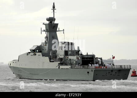 AJAXNETPHOTO. - 05 avril, 2014. PORTSMOUTH, Angleterre. - Dernière CORVETTE OMANAISE - AL-RASIKH, TROISIÈME CORVETTE construit par BAE SYSTEMS et lancé en 2011, LAISSANT LA BASE NAVALE SUR LES ESSAIS EN MER. photo:TONY HOLLAND/AJAX REF:7876 SRD140504 Banque D'Images