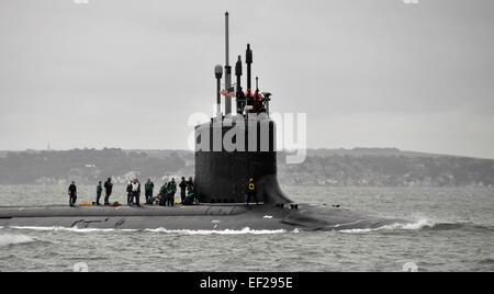 AJAXNETPHOTO. 17th, 2013 SEPT. PORTSMOUTH, Angleterre. - Les CENTRALES NUCLÉAIRES AMÉRICAINES SOUS ENTRE NAVAL BASE - US NAVY USS MISSOURI SOUS-MARIN DE LA CLASSE VIRGINIA, EST ENTRÉ DANS LA BASE NAVALE DE PORTSMOUTH mardi. PHOTO:TONY HOLLAND/AJAX REF:4934 Banque D'Images