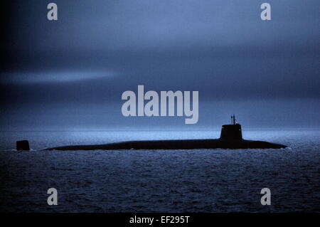 AJAXNETPHOTO. - 27 févr., 2012. En mer.eaux territoriales du Royaume-Uni. Le HMS VENGEANCE SUR SURFACE PASSAGE DANS LE Firth of Clyde. PHOTO:JONATHAN EASTLAND/AJAX REF:D2122902 1833 Banque D'Images