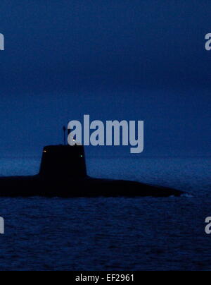 AJAXNETPHOTO. - 27 févr., 2012. En mer.eaux territoriales du Royaume-Uni. Le HMS VENGEANCE SUR SURFACE PASSAGE DANS LE Firth of Clyde. PHOTO:JONATHAN EASTLAND/AJAX REF:D2122902 1833  1 Banque D'Images