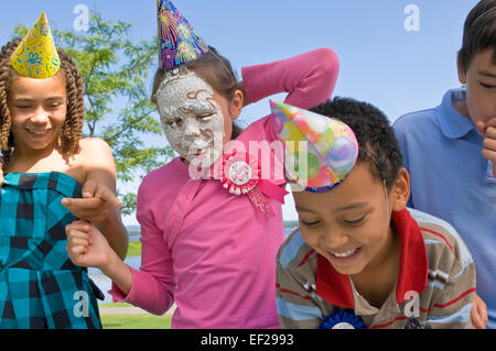 Visage de l'enfant couverte de glaçage Banque D'Images