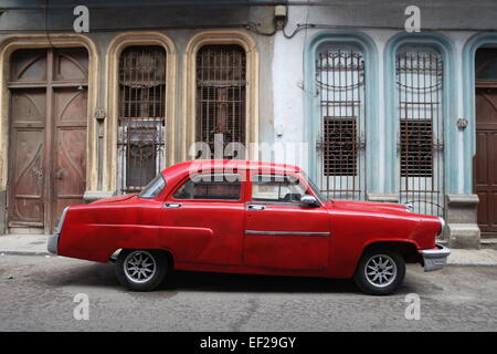 Vieille voiture américaine rouge garée dans la Vieille Havane, Cuba Banque D'Images
