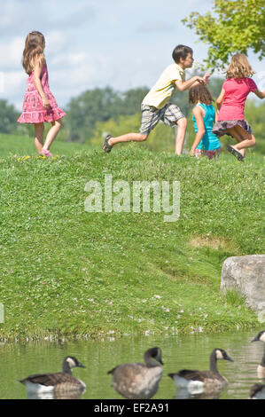 Les enfants courir dans le parc Banque D'Images