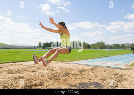 Femme long jump Banque D'Images