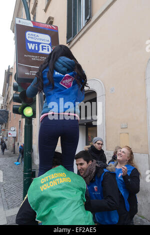 Rome, Italie. 25 janvier, 2015. Association des bénévoles de l'association nationale et reprendre Federalberghi, ensemble pour nettoyer d'autocollants, de loi illégale et postes de graffitis dans le Largo Argentina, le centre-ville de Rome, d'aider à l'assainissement de l'entreprise municipale AMA. Crédit : Francesco Gustincich/Alamy Live News Banque D'Images