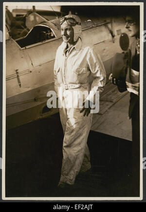 Jean Batten, un aviateur pionnier néo-zélandais, est représenté debout à côté de son biplan Gipsy Moth G-AARB. Batten était célèbre pour ses vols en solo et pour avoir établi plusieurs records d'aviation au début du XXe siècle. Banque D'Images
