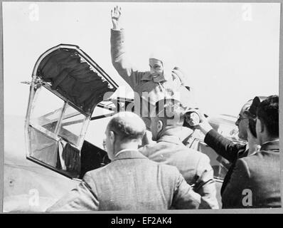 Jean Batten, un aviateur pionnier, est vu agiter alors qu'elle est aidée à sortir du cockpit de son monoplan Percival Gull. Batten a effectué d'importants vols en solo, dont le premier vol en solo de l'Angleterre à la Nouvelle-Zélande en 1936. Banque D'Images