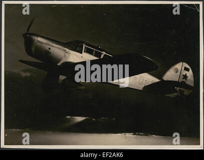 Cette image montre Jean Batten, un aviateur pionnier, décollant de Richmond pour la Nouvelle-Zélande à bord d'un monoplan Percival Gull (G-ADPR) dans les années 1930 Batten était connue pour ses vols record à travers le monde, y compris le premier vol solo de l'Angleterre à la Nouvelle-Zélande. Banque D'Images