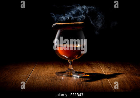 Havane sur un verre de whisky Banque D'Images