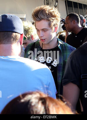 Pop punk australien 5 secondes de l'été arrivent à Los Angeles International Airport (LAX) comprend : Luke Hemmings,5 secondes de l'été où : Los Angeles, California, United States Quand : 23 Juil 2014 Banque D'Images