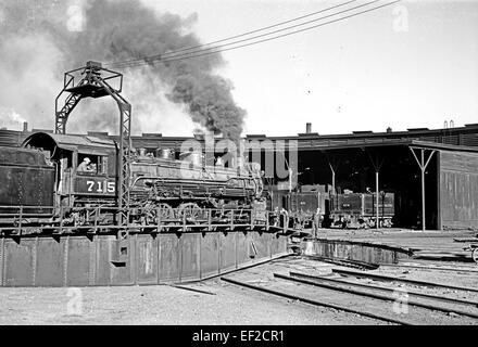 La locomotive 715 est représentée sur une plaque tournante à une ronde de la Texas & Pacific Railway Company. Cette image montre le fonctionnement des moteurs ferroviaires, avec la plaque tournante utilisée pour faire tourner les locomotives pour le repositionnement dans la cour de triage. Banque D'Images