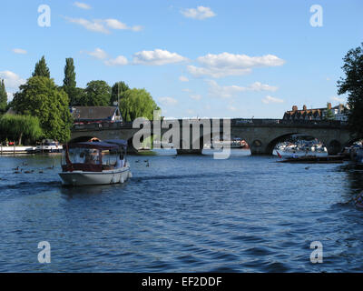 Pont sur la rivière menant à Henley-on-Thames, Oxfordshire Banque D'Images