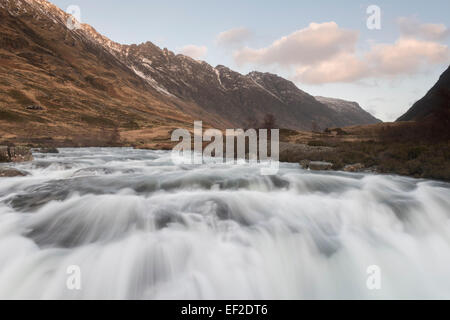 La flambée des rapides sur la rivière de l'Europe, avec l'Aonach Eagach ridge dans l'arrière-plan, Glencoe, Ecosse Banque D'Images