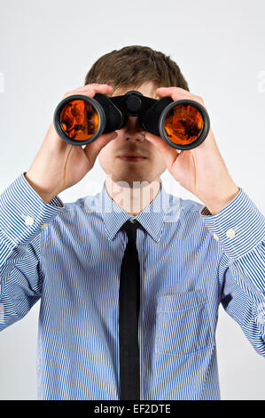 Man looking through binoculars Banque D'Images