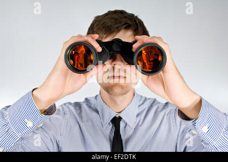 Man looking through binoculars Banque D'Images