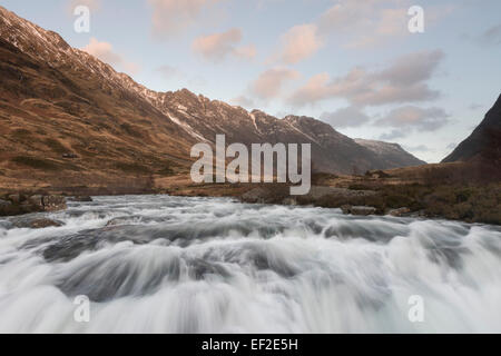 La flambée des rapides sur la rivière de l'Europe, avec l'Aonach Eagach ridge dans l'arrière-plan, Glencoe, Ecosse Banque D'Images