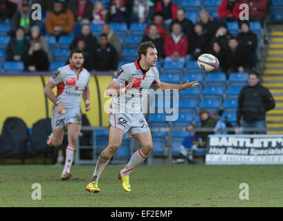 Oxford, UK. 25 Jan, 2015. European Rugby Champions Cup. London Welsh contre Lyon Olympique. Paul Bonneford la balle montres comme elle rebondit. © Plus Sport Action/Alamy Live News Banque D'Images