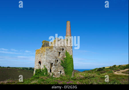 Une ancienne mine d'étain engine house près de porthtowan à Cornwall, uk Banque D'Images