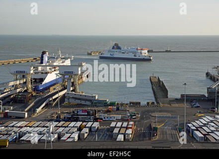 P & O Ferries Mme Pride of Canterbury arrivant au port de Douvres, Kent, Royaume-Uni. De Calas. Ferry DFDS Seaways Delft est déjà amarré Banque D'Images