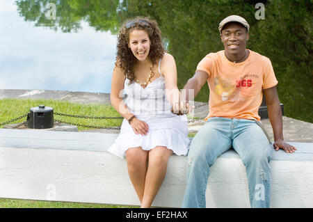 Couple dans un parc holding hands Banque D'Images