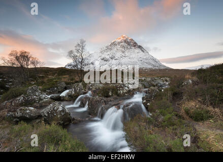 Saupoudré de neige Stob Buachaille Etive Mor Dearg, et des chutes sur la rivière Coupall, Glencoe, Ecosse Banque D'Images