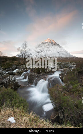 Saupoudré de neige Stob Buachaille Etive Mor Dearg, et des chutes sur la rivière Coupall, Glencoe, Ecosse Banque D'Images